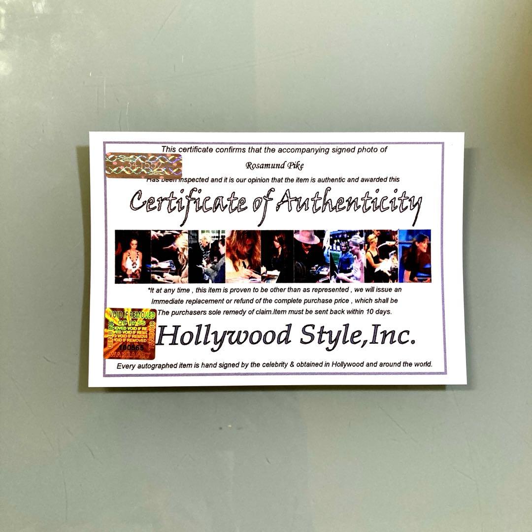 ロザムンド・パイク直筆サイン入り2Lサイズ写真…