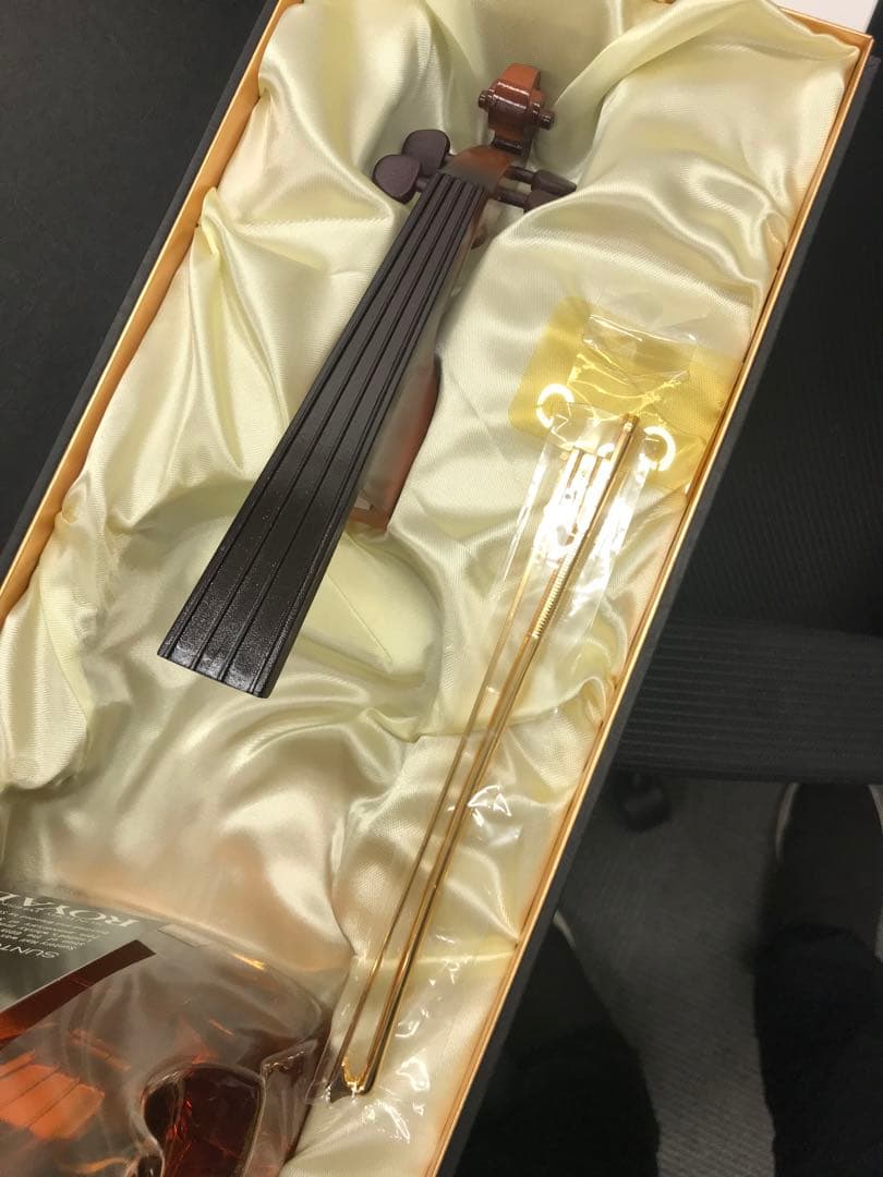 サントリー ウイスキー　ロイヤル　サントリーホール限定　バイオリン型ボトル