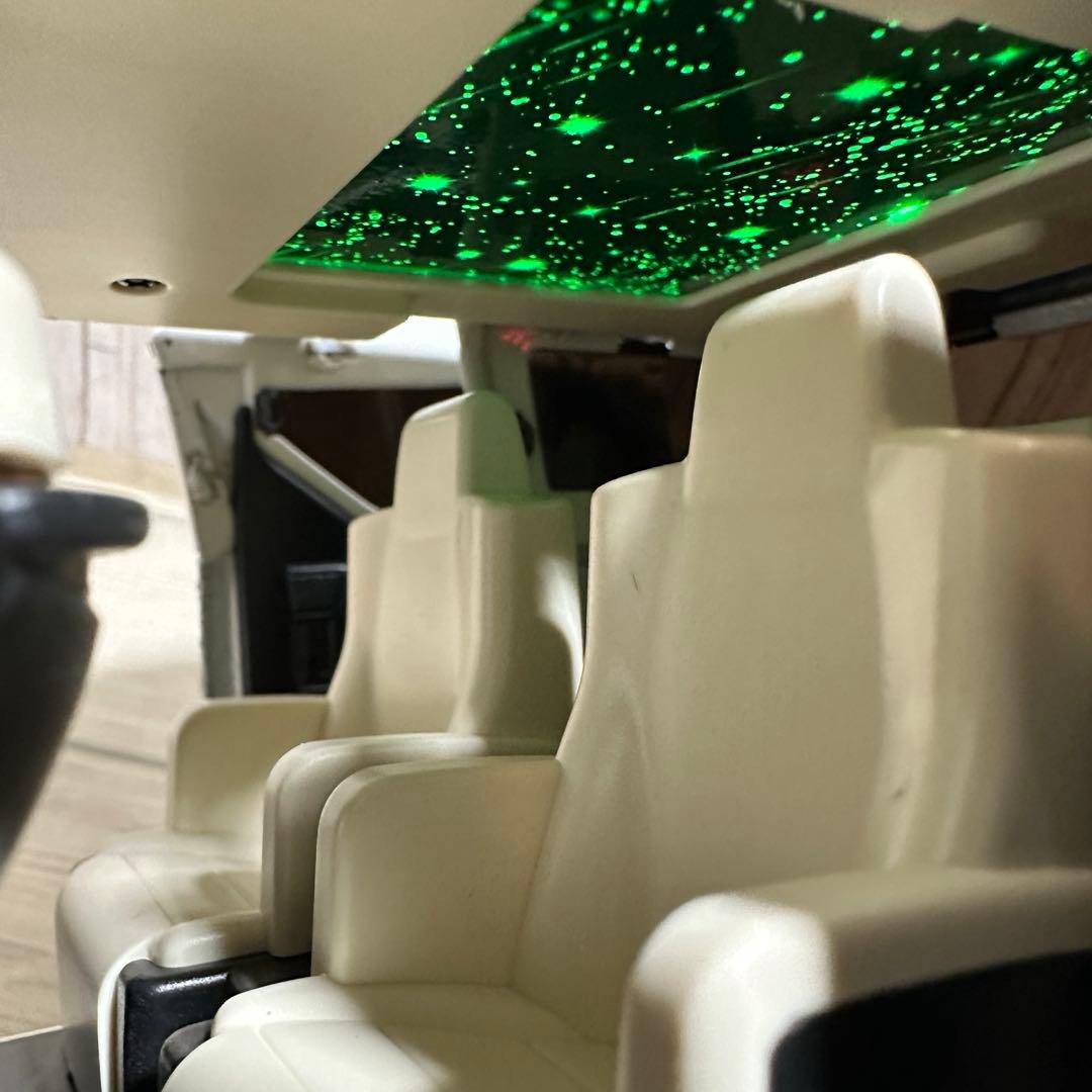 1/18 トヨタ アルファード ホワイト 電動ドア付き　ダイキャスト　ミニカー