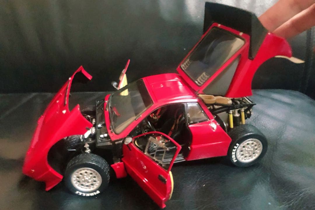 京商　1/18　ランチア　037 ラリー　プレゼンテーション　レッド