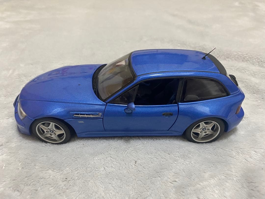 UT  M coupé 1/18