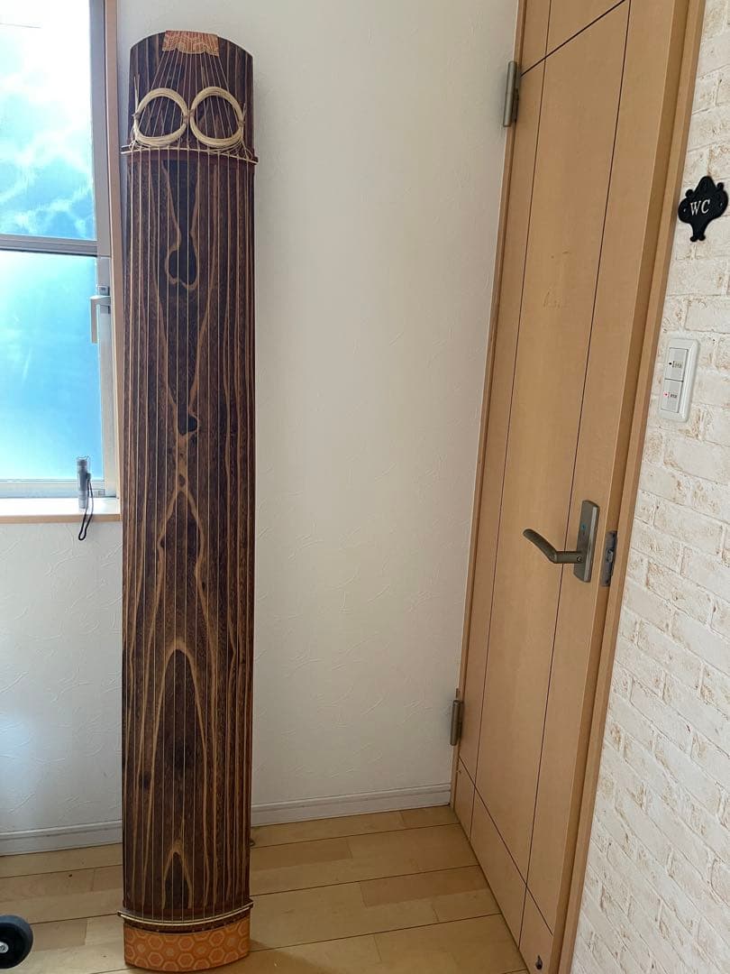 装飾的なデザインの木製琴