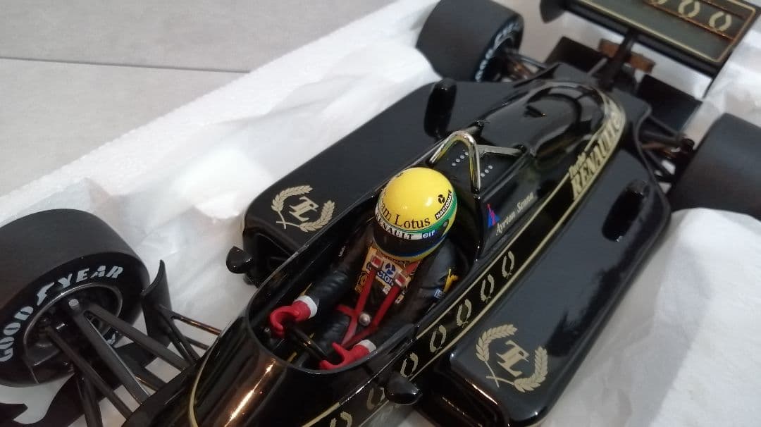 Lotus Renault 97T アイルトン・セナ 1/18 ミニチャンプス