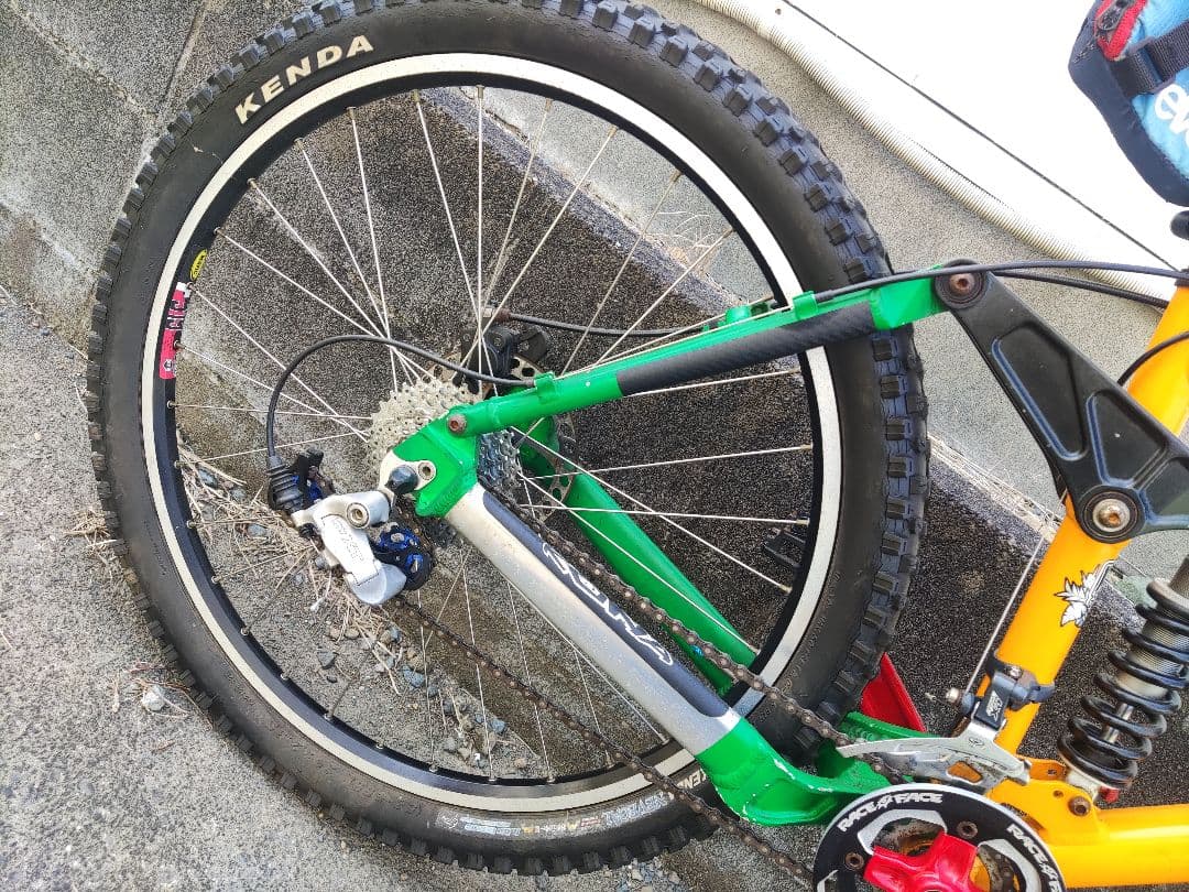 Kona マウンテンバイク カラーオレンジ/グリーン/レッド 26mtb