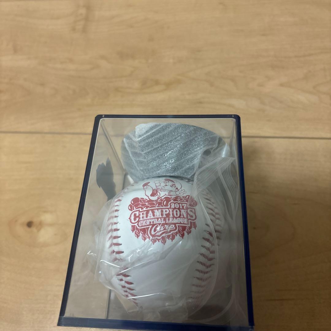 広島カープ 菊池涼介　2017年 優勝ボールケース付き