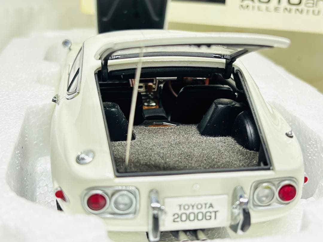 ケ*読様 1/18 AUTOart オートアートTOYOTA 2000GT 大型