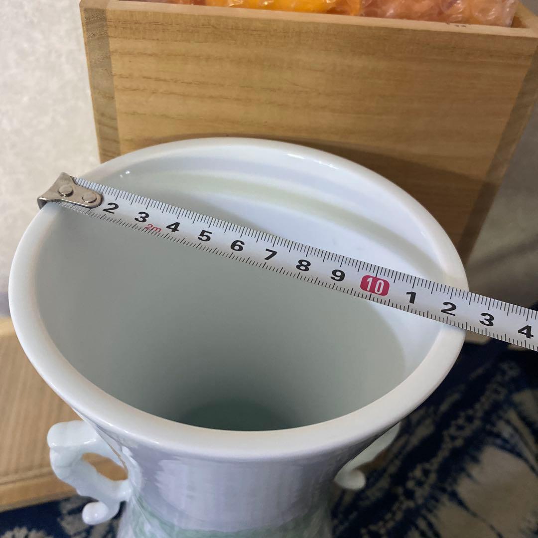 人間国宝　井上萬二　白磁緑釉牡丹文耳付花瓶