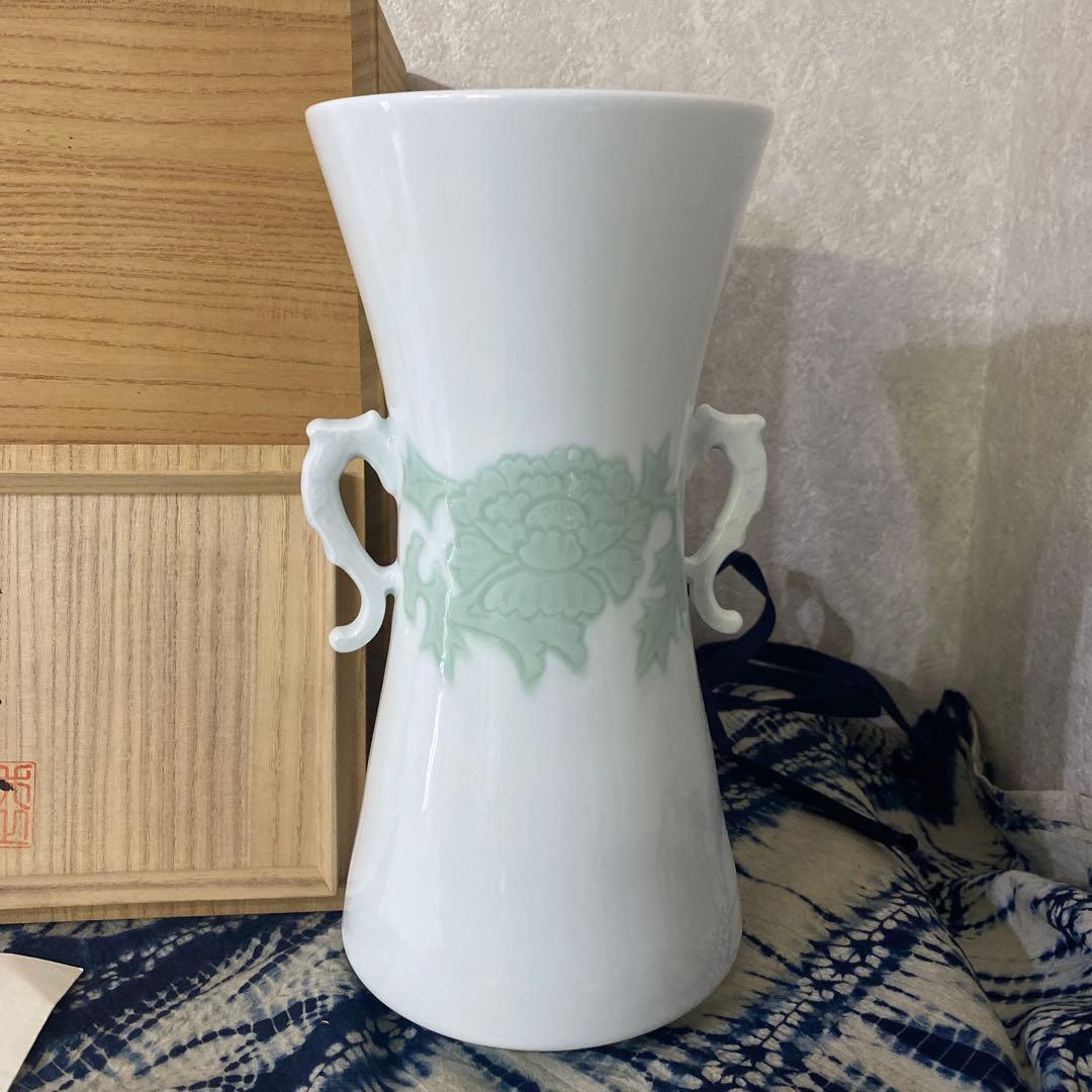 人間国宝　井上萬二　白磁緑釉牡丹文耳付花瓶