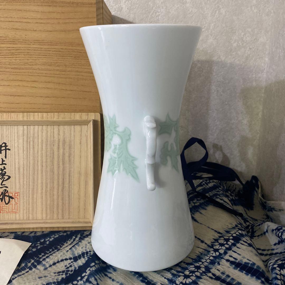 人間国宝　井上萬二　白磁緑釉牡丹文耳付花瓶