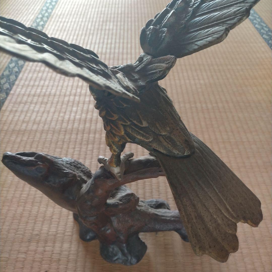 金属製 鷲と木の彫刻