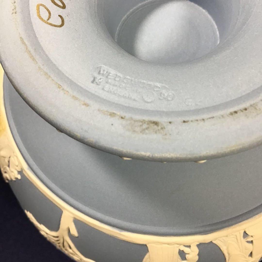 ウェッジウッド ジャスパーウェア クリームカラー on ペールブルー