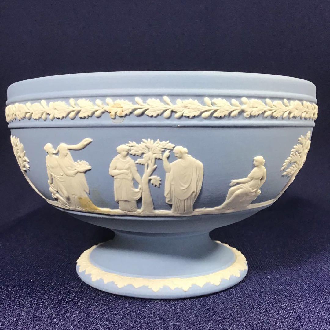 ウェッジウッド ジャスパーウェア クリームカラー on ペールブルー