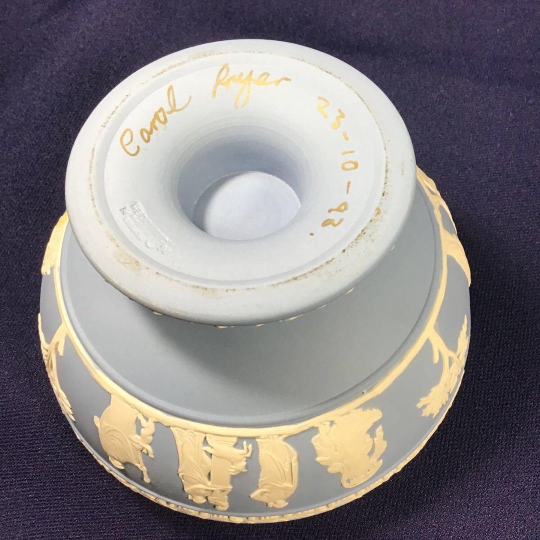 ウェッジウッド ジャスパーウェア クリームカラー on ペールブルー