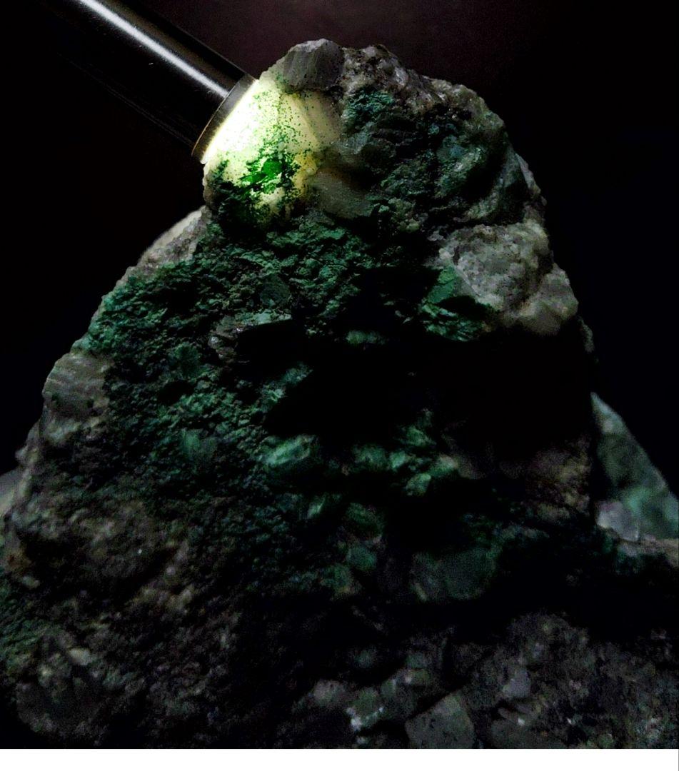 ★国産マラカイト原石★孔雀石【秩父鉱山・大黒ズリ3,128ｇ】