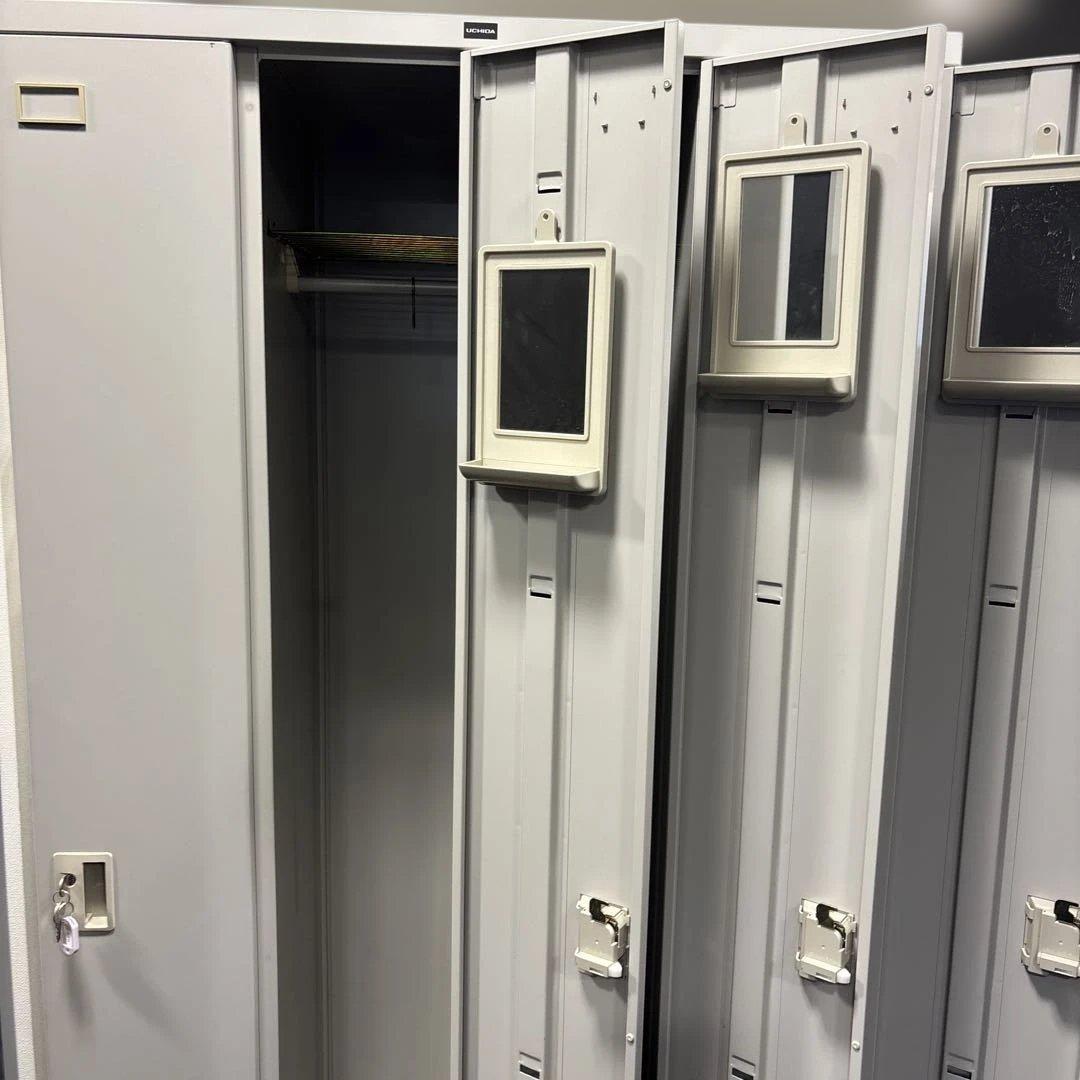 鍵付きオフィスロッカー 4人分グレー(スチール製)