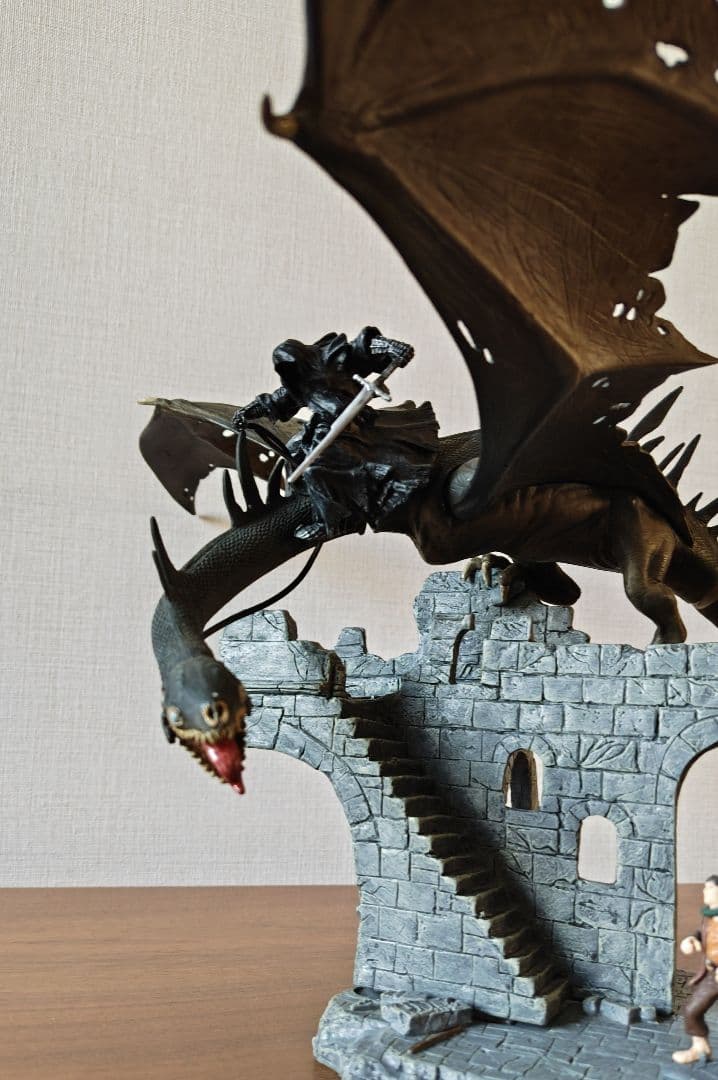 ロード・オブ・ザ・リング《フロドを襲う 翼竜とナズグル 》 大型フィギュア