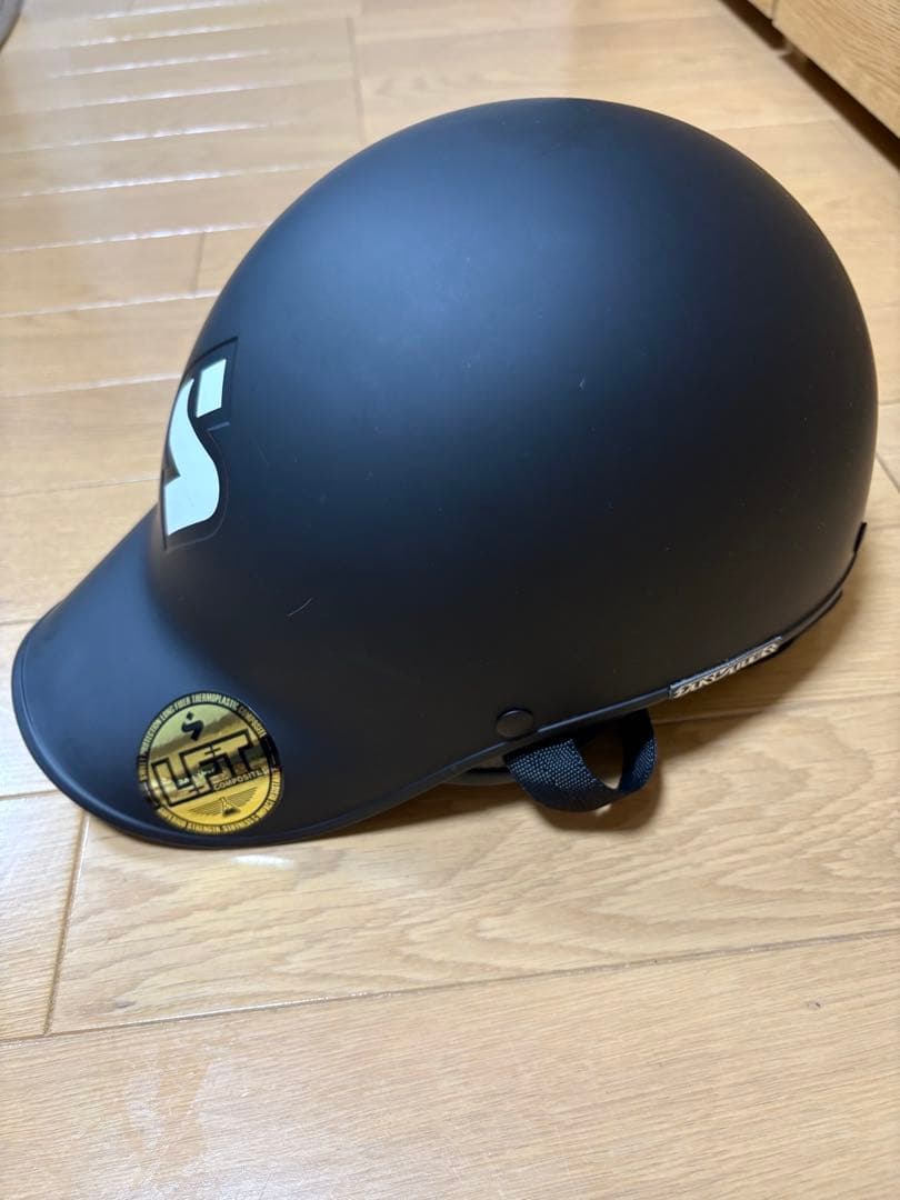 バイザー付きマットブラックヘルメット