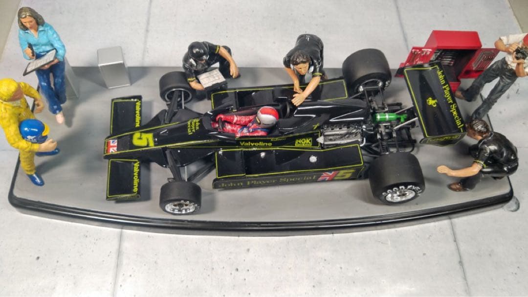 JPSロータス78完成品とタミヤ　モータースポーツチームセットの組合せ情景作品