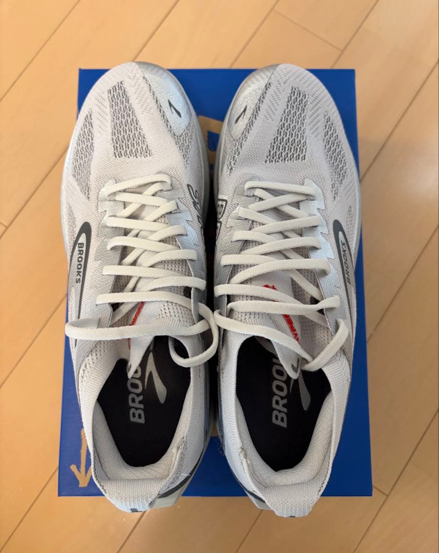 美品BROOKS Hyperion MAX 3 シルバー 28cm
