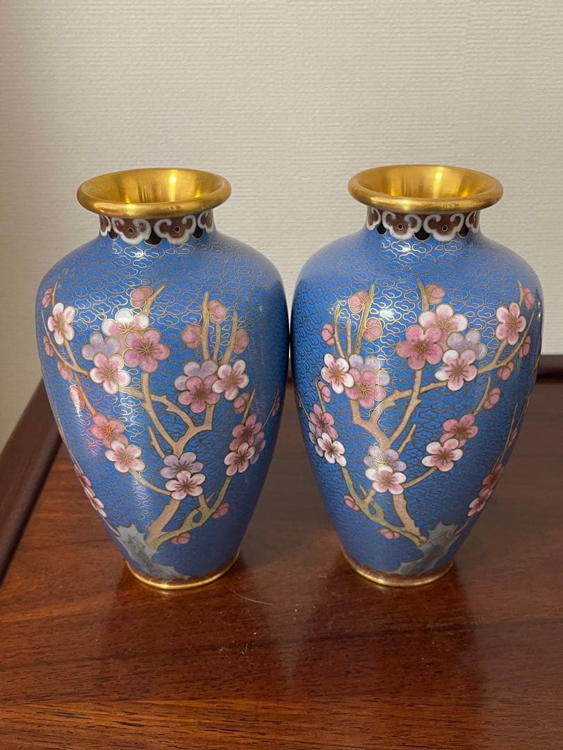 中国美術 梅蝶柄 七宝 花瓶 一对。七宝焼 壶1個台付き。一輪挿し一個おまけ付き