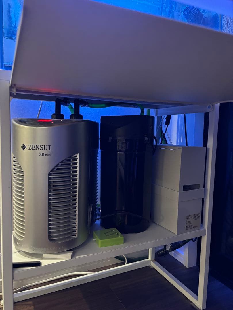 LED照明付き水槽とフィルター