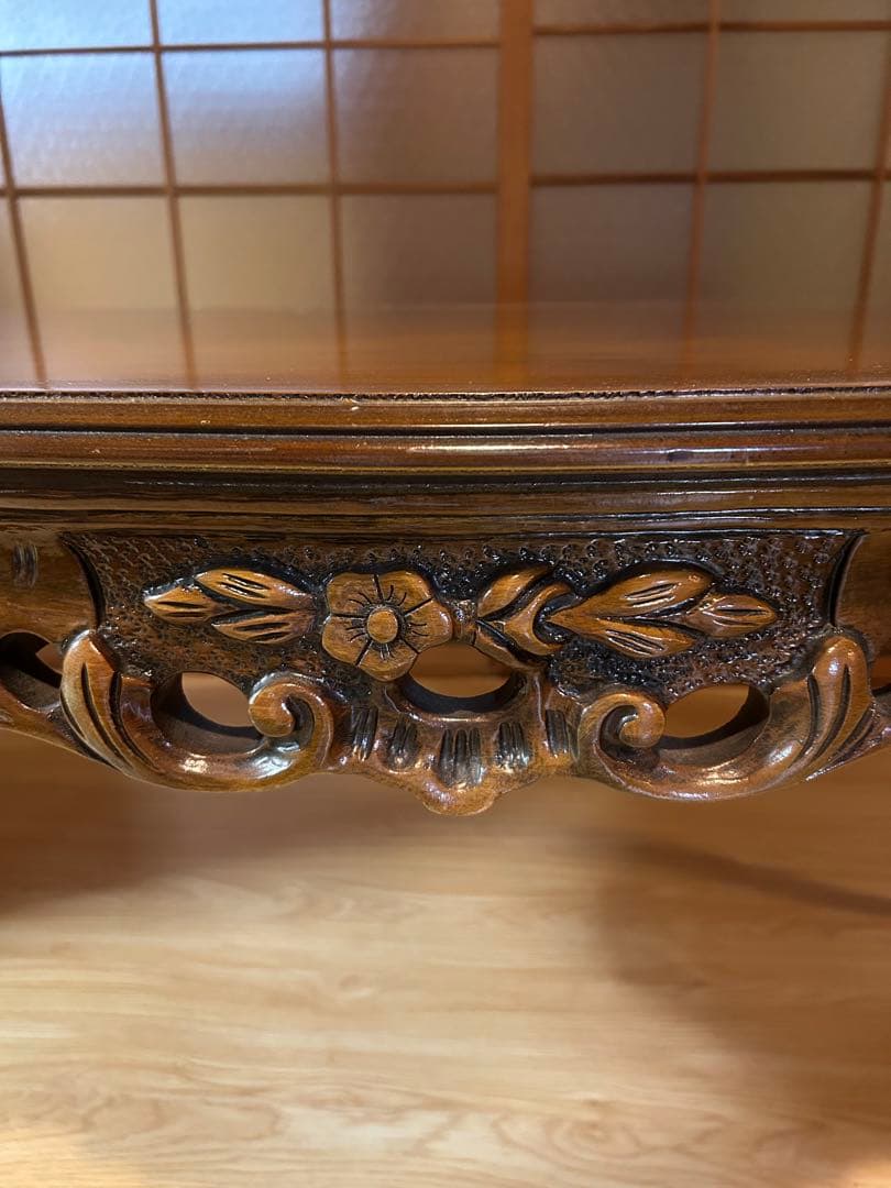 彫刻装飾付き木製テーブル