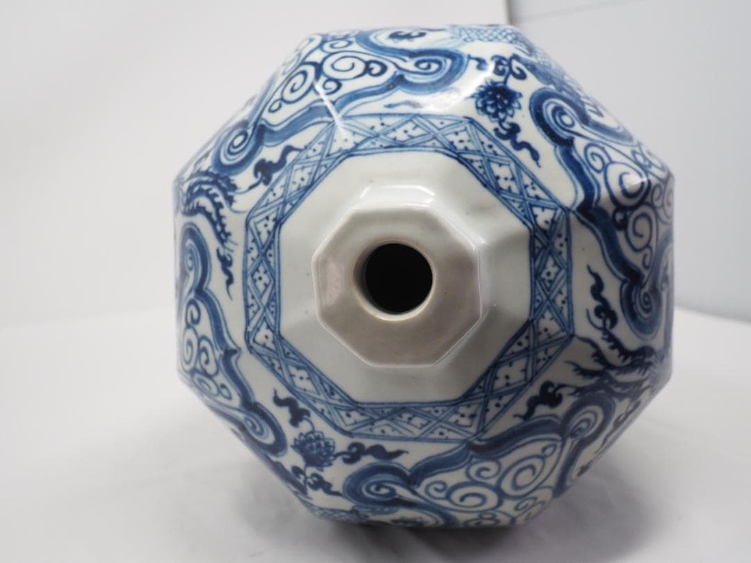 青花　染付　八角瓶　鳳凰　麒麟　葡萄　昆虫　花鳥風月　中国　中華　壺