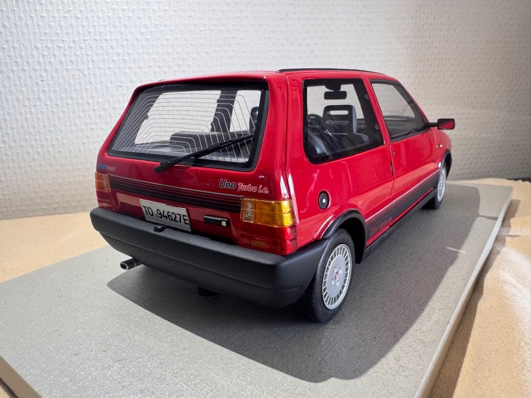 FIAT Uno Turbo i.e. ミニカー 1/18赤