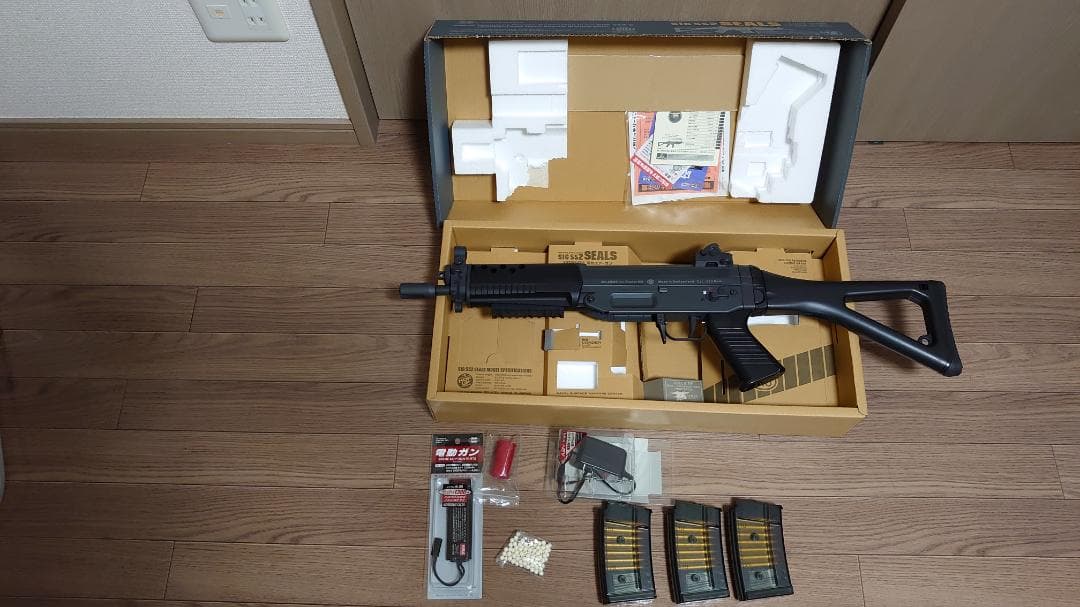 SIG552 SEALs 専用電池、充電器、予備マガジン付き