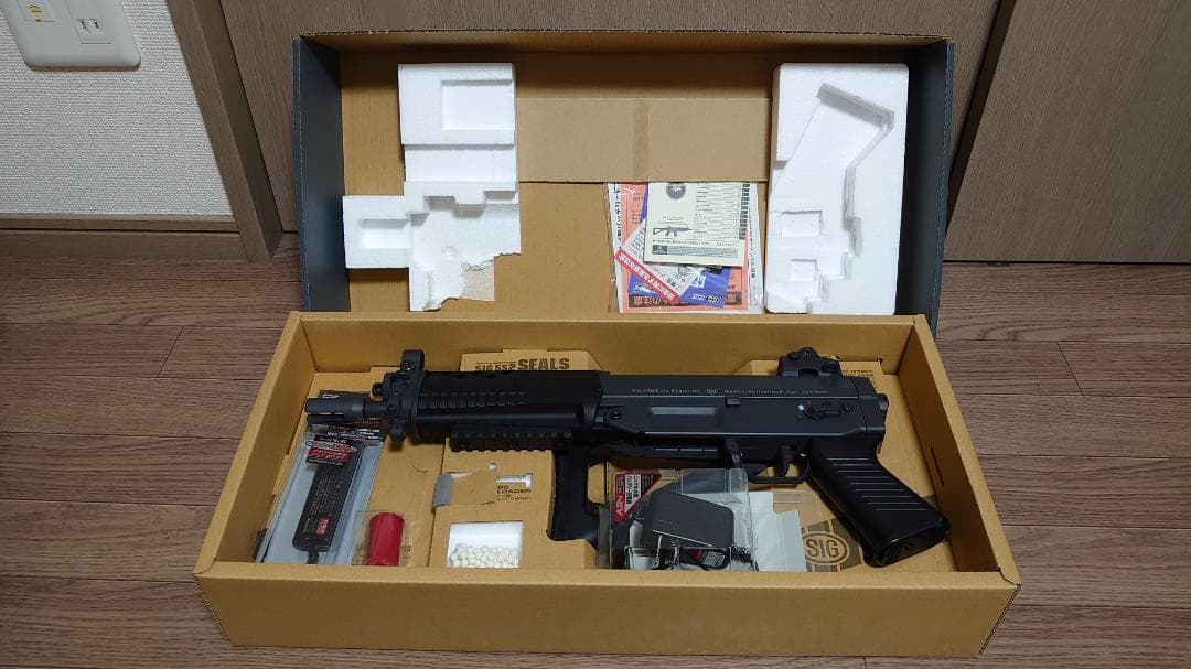 SIG552 SEALs 専用電池、充電器、予備マガジン付き