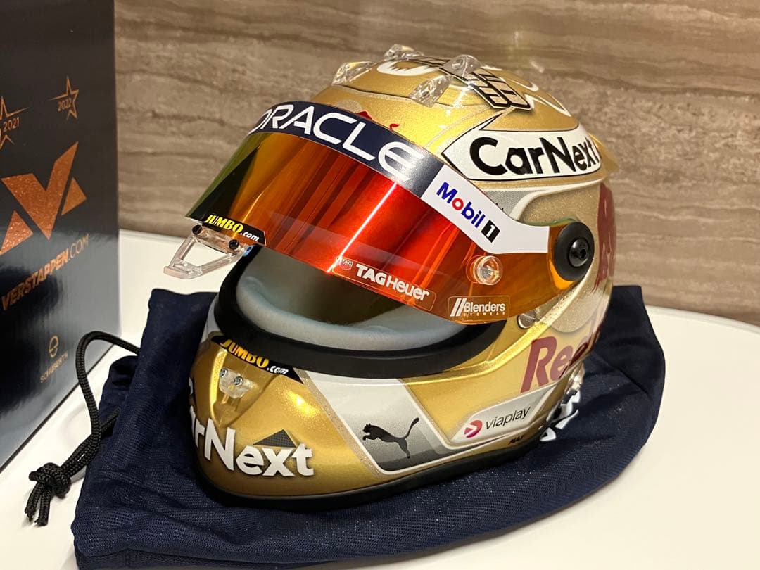 1/2 ヘルメット 2022 M.フェルスタッペン Wチャンピオン2連覇仕様