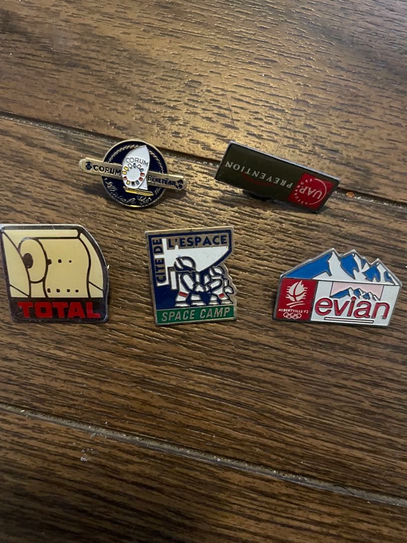 パリで購入　企業ノベルティピンバッジ34点