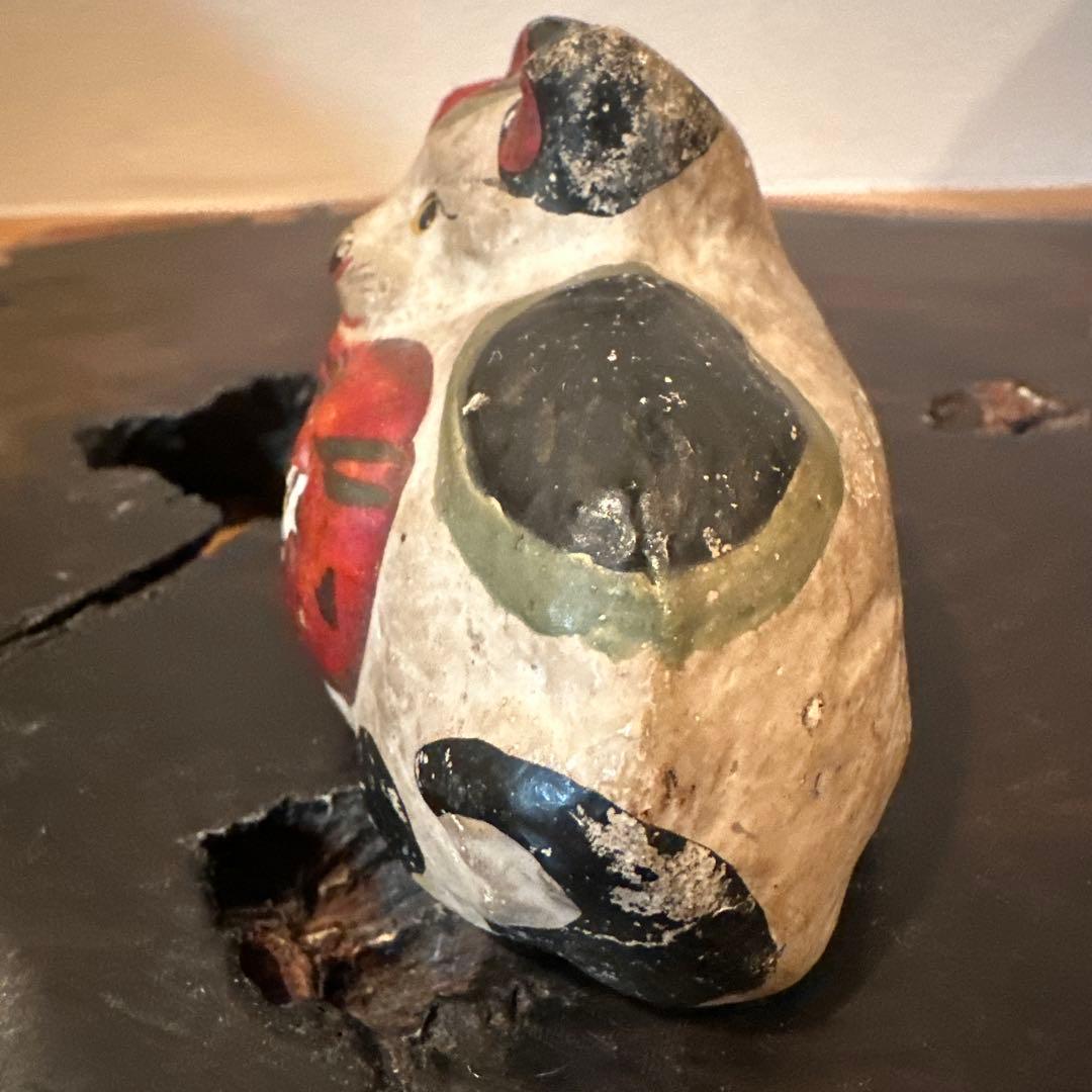 猫と赤い魚(鯛？)付きの置物