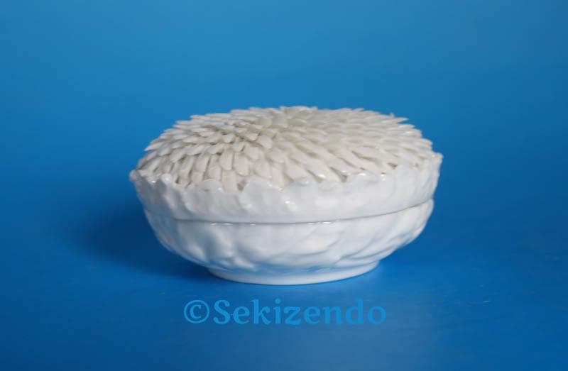 平戸焼 中里茂右衛門 白磁　菊 香合 共箱 佐賀県文化功労章受賞者　2517