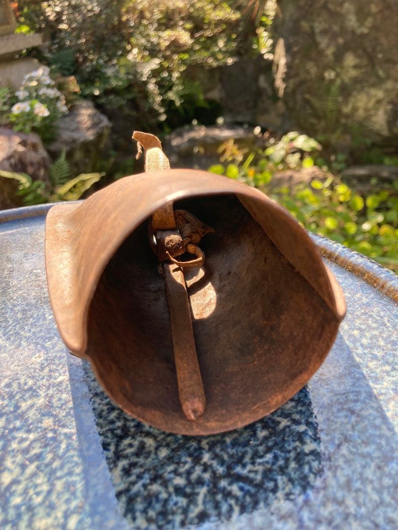 京都で見つけた素敵なアンティーク　ベル　金属製　三角形の鐘　レザー　革