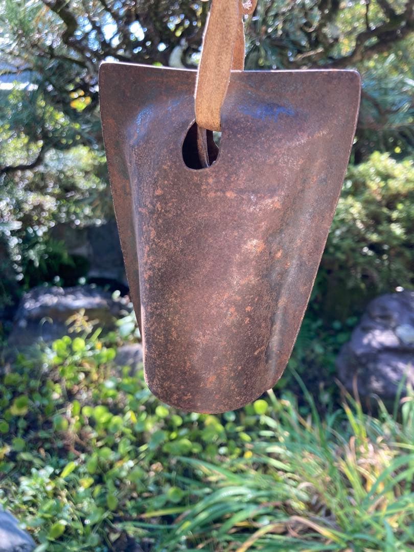 京都で見つけた素敵なアンティーク　ベル　金属製　三角形の鐘　レザー　革