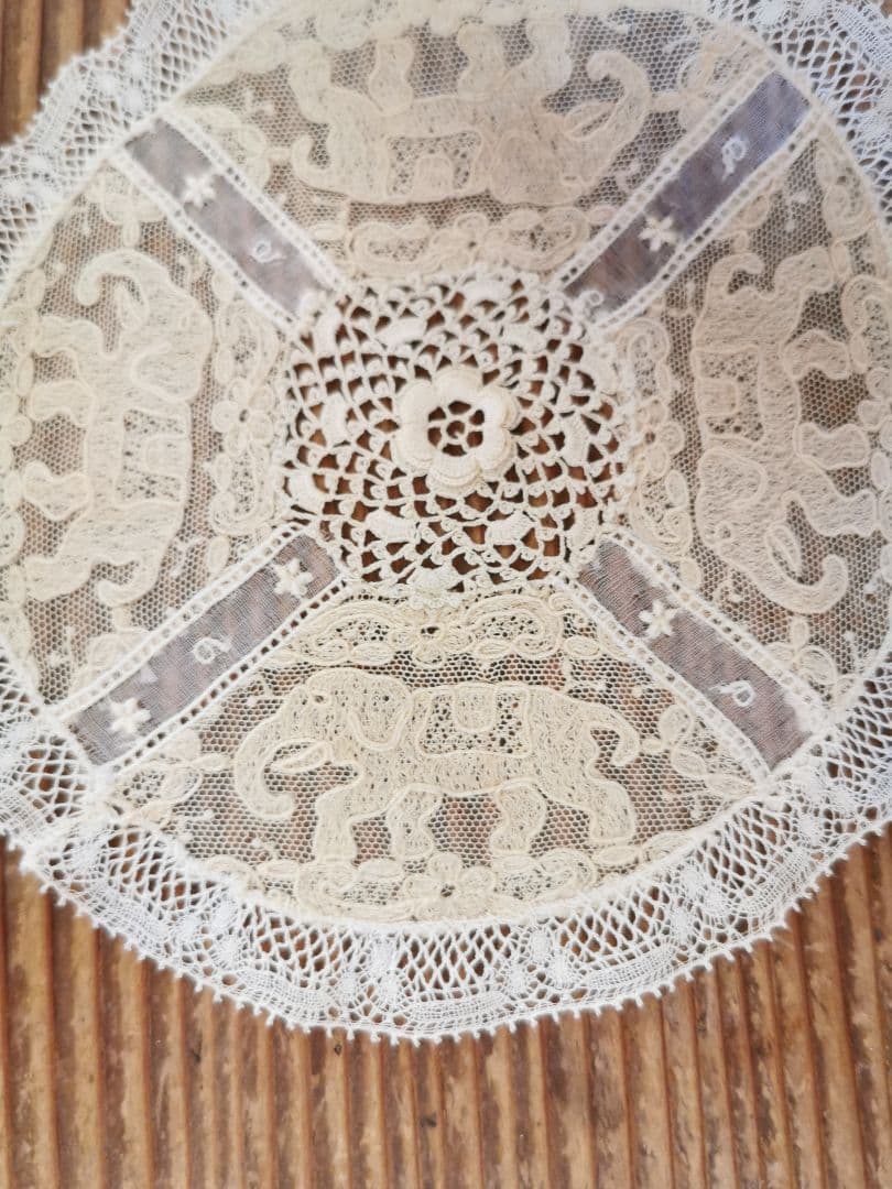 アンティーク 4頭の象アランソン クロシェ編の花 ノルマンディーレースドイリー