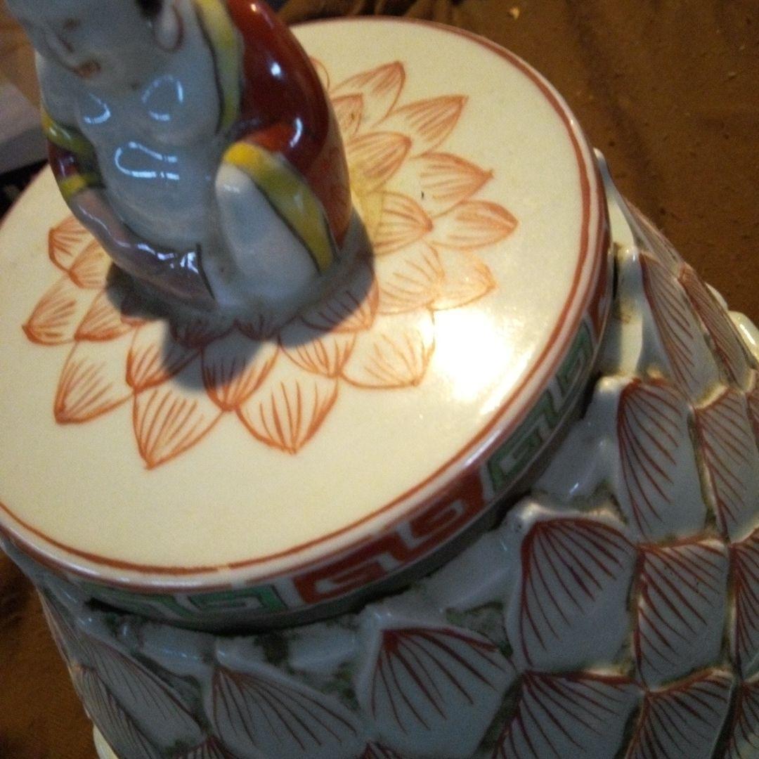 中国陶磁器　明万歴　人物蓋付壺