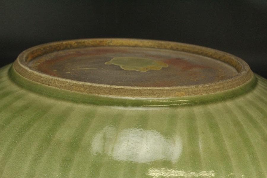 中国美術 青磁 刻草花紋 皿 φ42.5cm(ZE728)