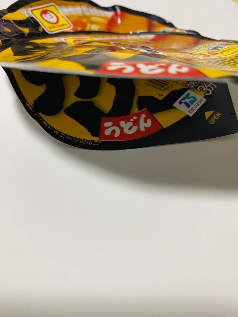 珍品！マルちゃん黒い豚カレーうどんまめサイズの製造ミスの蓋