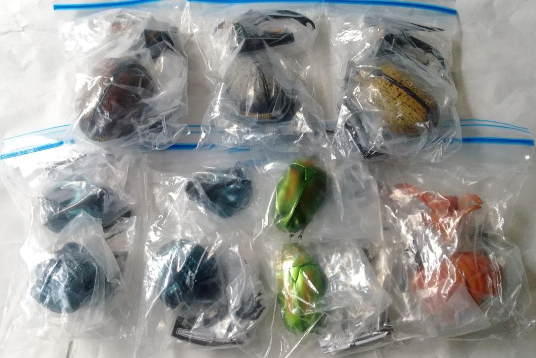 ガシャポン　いきもの大図鑑　かぶとむし ミツオビアルマジロ　セット