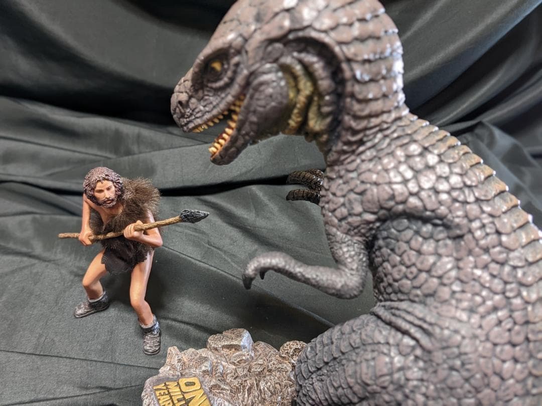 ハリーハウゼン「恐竜百万年」アロサウルス vs. トゥマク（スターエーストイズ）