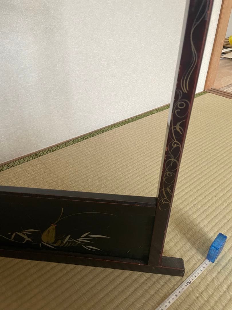 漆塗り　黒の木製衣桁 花の絵柄付き　着物掛け　着物ハンガー　衣桁　骨董品