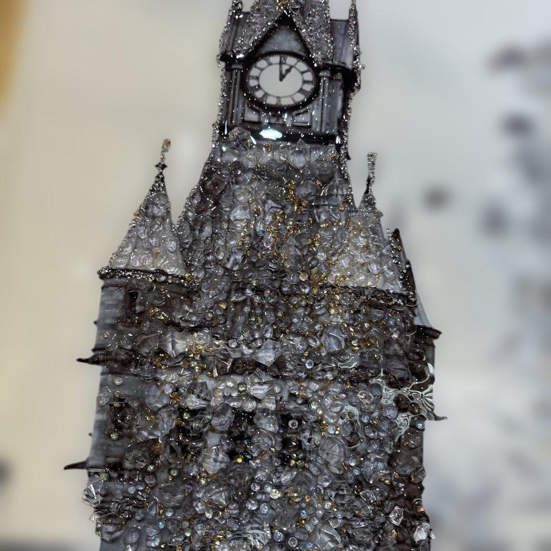 金色のレトロカーと都市風景のアート