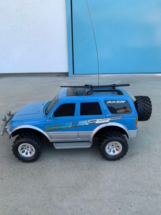 トヨタハイラックスサーフ　ラジコン(手押し可動)　大フィギア