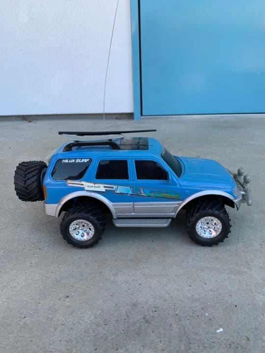 トヨタハイラックスサーフ　ラジコン(手押し可動)　大フィギア