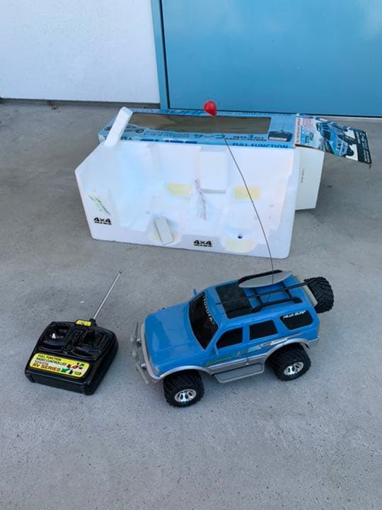 トヨタハイラックスサーフ　ラジコン(手押し可動)　大フィギア