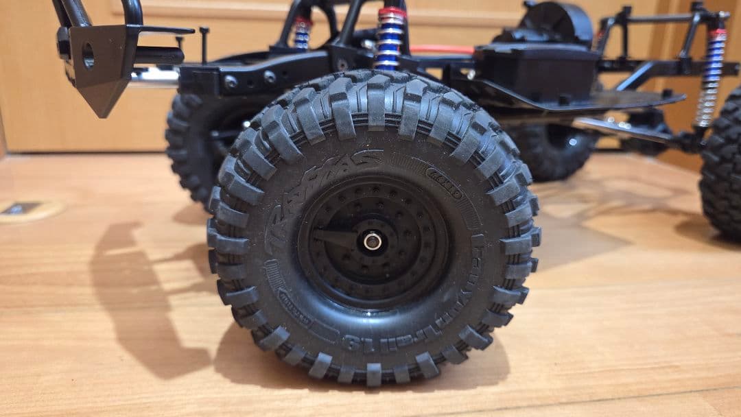 ラジコン 1/10 クローラー トラクサスのボディとタイヤ メカ付き