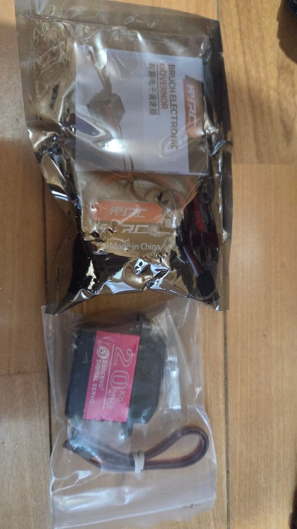 ラジコン 1/10 クローラー トラクサスのボディとタイヤ メカ付き