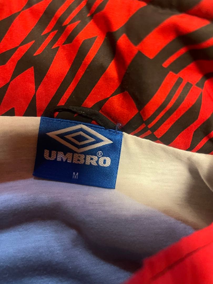 UMBRO ピステ・ウィンドブレーカー Mサイズ ブラック/レッド